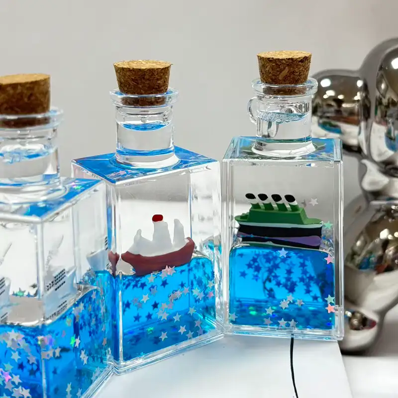 Adorno decorativo líquido de escritorio en forma de botella cuadrada pequeña