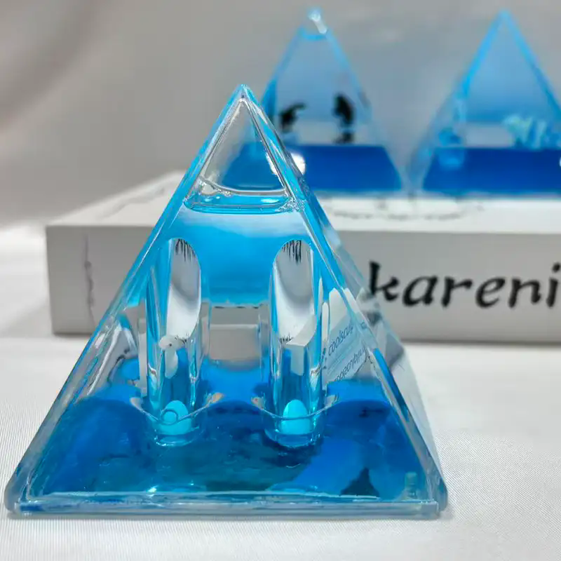 ¿Cómo transforma la decoración de escritorio líquida Pyramid su espacio de trabajo?