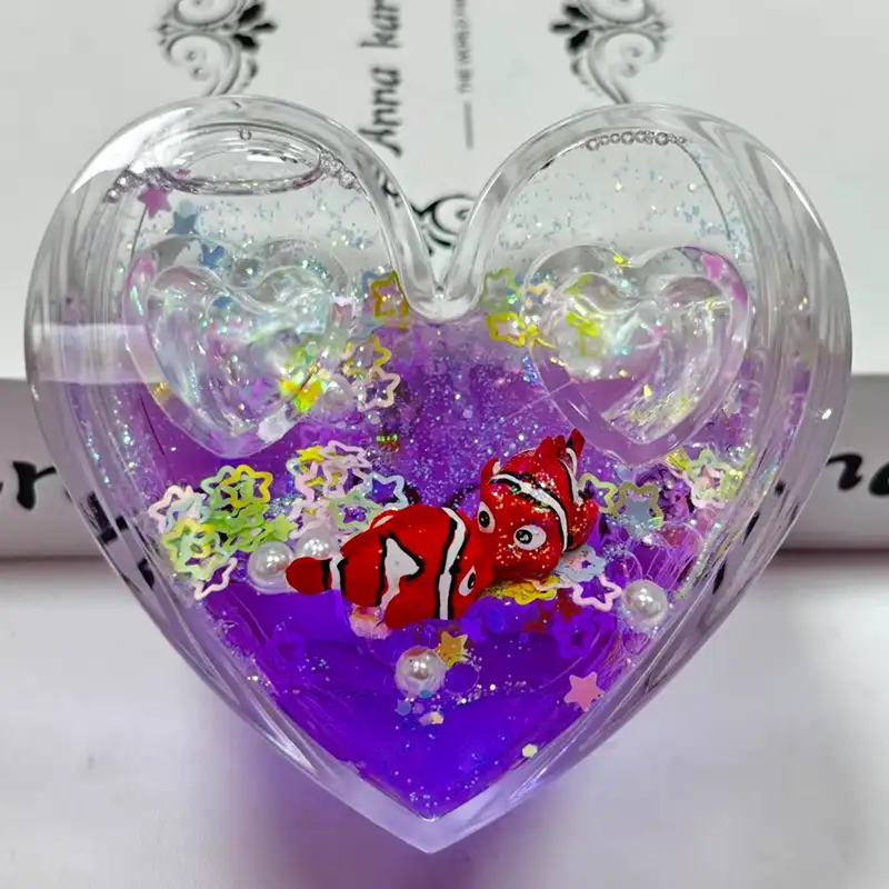 Decoración de escritorio líquida con forma de corazón grande